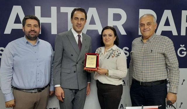 Anahtar Parti Eskişehir İl Başkanlığı'ndan Ebru Küçük'e plaket hediyesi