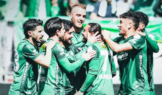 Eskişehir'de oynanan maçta 3 puan Bursaspor'un oldu; Şampiyonluk kutlaması haftaya kaldı