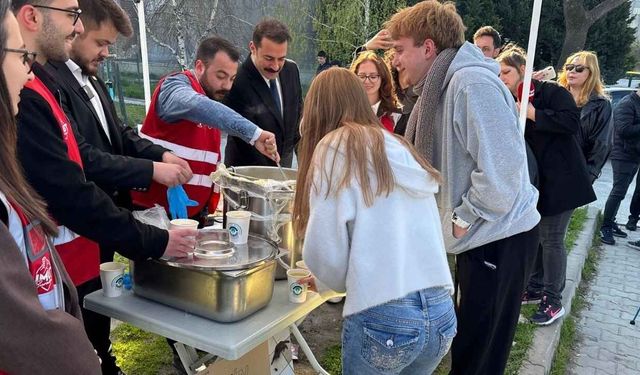 Eskişehir'de üniversite öğrencilerine sıcak çorba dağıttılar