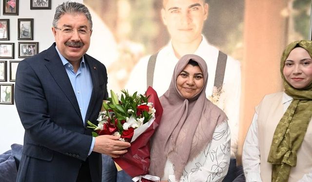 Eskişehir Valisi Erdinç Yılmaz bayramda şehit ailelerini ve Ayşe teyzeyi yalnız bırakmadı