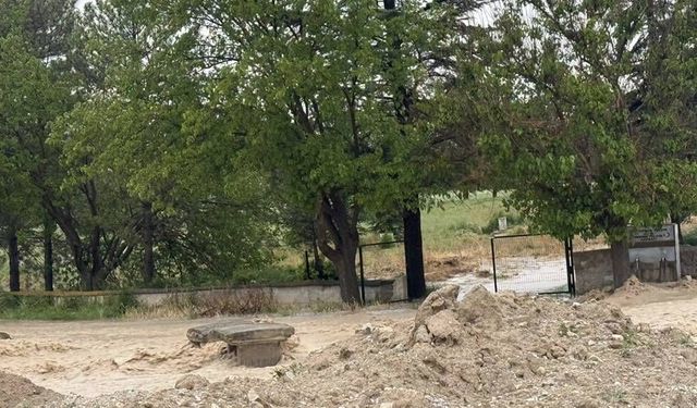 Eskişehir'in o ilçesinde sağanak sele dönüştü, yollar kapandı tarlalar su altında kaldı
