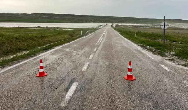 Eskişehir'de o yol sel nedeniyle ulaşıma kapatıldı; Resmi açıklama geldi