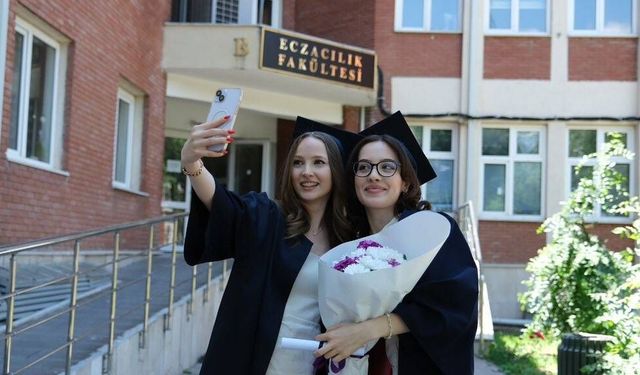 Anadolu Üniversitesi 2026 mezunlarını büyük bir coşkuyla uğurladı