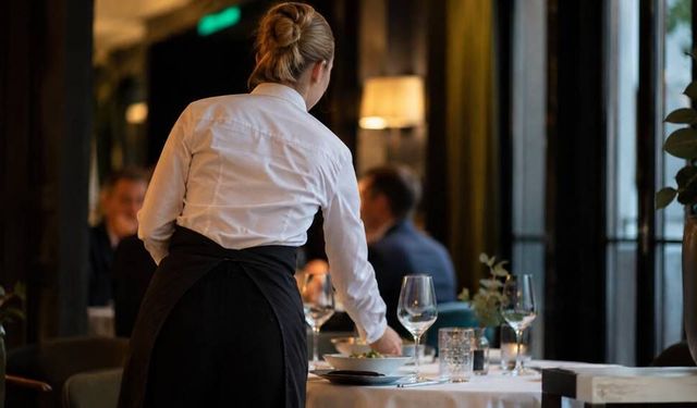 Müşterisinden servis ücreti alan işletmeye para cezası uyguladı