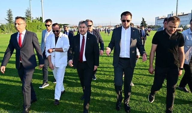 Eskişehir Valisi Erdinç Yılmaz ve Nebi Hatipoğlu'ndan Eskişehirspor'a sezon öncesi ziyareti