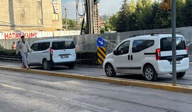 Eskişehir'de işlek cadde trafiğe kapatıldı; Sürücülerin bulduğu çözüm şaşırttı