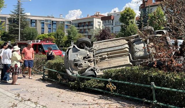 Eskişehir'de kontrolden çıkan araç feci şekilde kaza yaptı