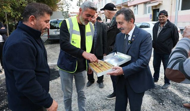 Ahmet Ataç asfalt çalışmalarını inceledi; İşçilere baklava da ikram etti