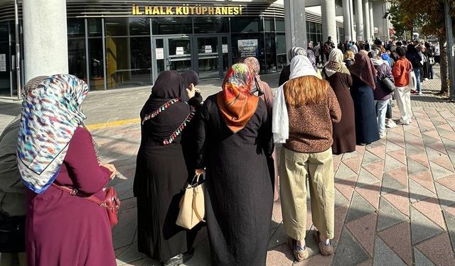 Eskişehir'de Mukaddes Emanetler Sergisi'ne yoğun ilgi: Metrelerce kuyruk oluştu