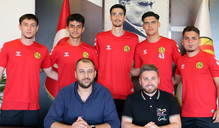 Eskişehirspor 5 genç futbolcuyla sözleşme imzaladı