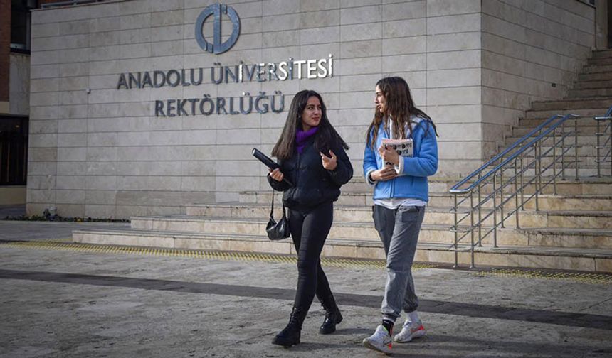 Anadolu Üniversitesi’nde mezuniyet heyecanı başlıyor: Tören takvimi açıklandı