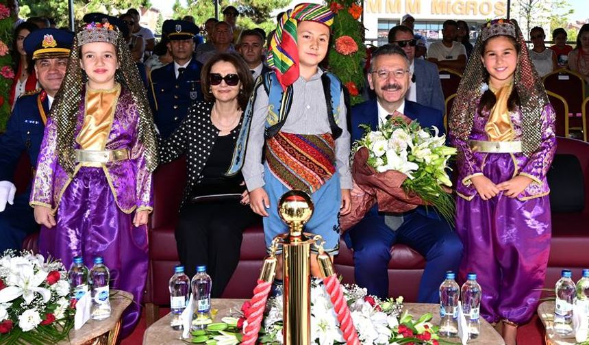 Eskişehir’de 30 Ağustos Zafer Bayramı resmi geçit töreniyle kutlandı