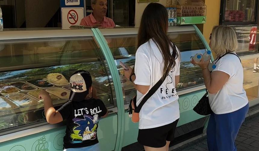 Eskişehir'de dondurma satışlarında yeni dönem; "İki yarımdan bir top yapıyoruz"