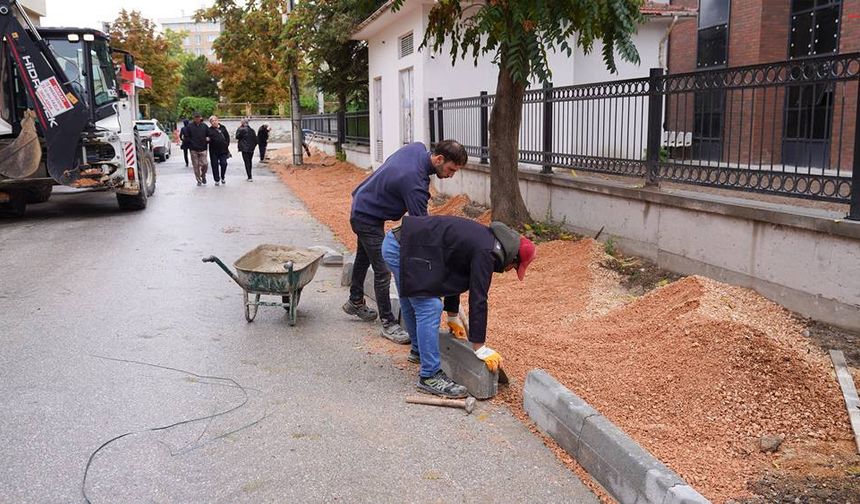 Eskişehir'de kaldırım yenileme çalışmaları devam ediyor
