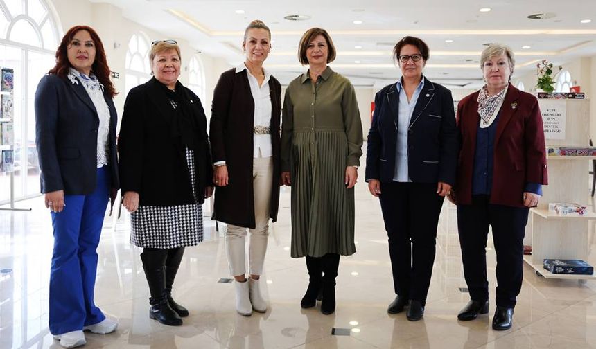 Ayşe Ünlüce: "Kadınların siyasette daha fazla yer alması gerekiyor"