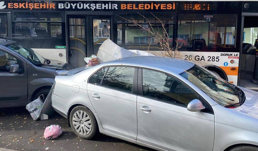 Eskişehir’de 73 yaşındaki sürücü kazaya neden oldu; Belediye otobüsüne çarptı