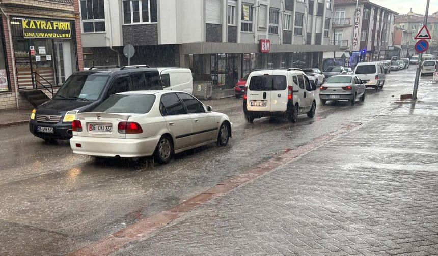 Eskişehir’de aniden başlayan yağmur vatandaşları hazırlıksız yakaladı