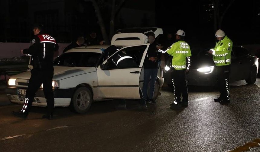 Eskişehir’de polisten geniş çaplı uygulama; Firari şahıs yakayı ele verdi