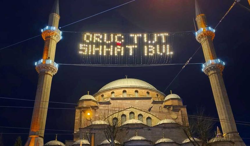 Eskişehir’de Reşadiye Camii Ramazan ayına hazır; Mahyada yazan yazı takdir topladı