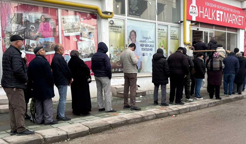 Eskişehir’de uygun fiyata satış yapan Halk Et satış noktaları yoğun ilgi var; Uzun kuyruklar oluşuyor