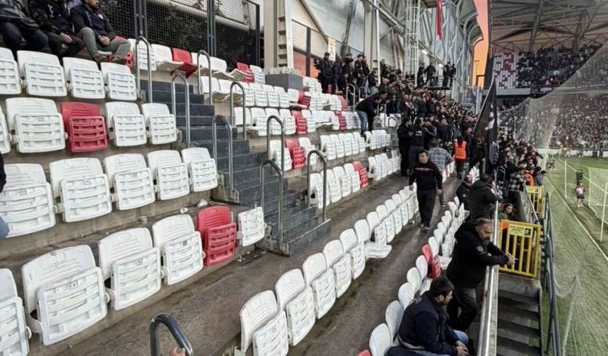 Eskişehirspor taraftarları stadyumu terk etti; Hasan Karabacak açıklama yaptı