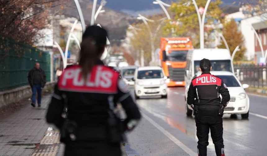Eskişehir'de ana caddelerde araçlarını o şekilde park edenlere direkt ceza uygulanmalı