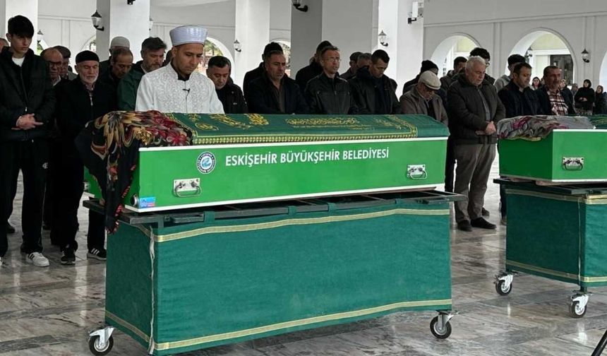 Ankara’daki aile faciasında hayatını kaybeden anne ve kızı Eskişehir’de toprağa verildi