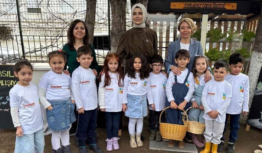 Eskişehir Cemal Ererdi Anaokulu’nda öğrenciler topraksız tarım sistemiyle tanıştı; İlk hasat da yapıldı