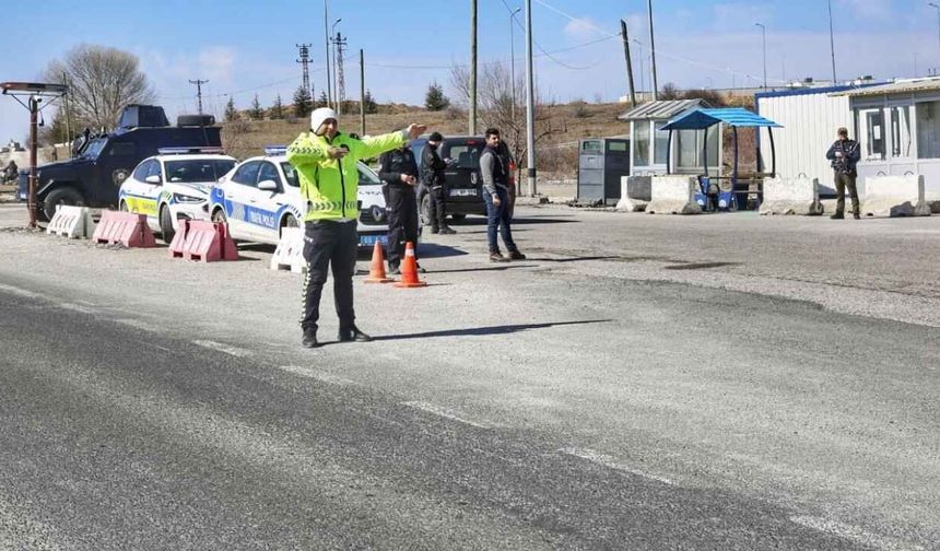 Eskişehir'de trafik denetimleri sürüyor; Trafikten men edilen araçlar da var