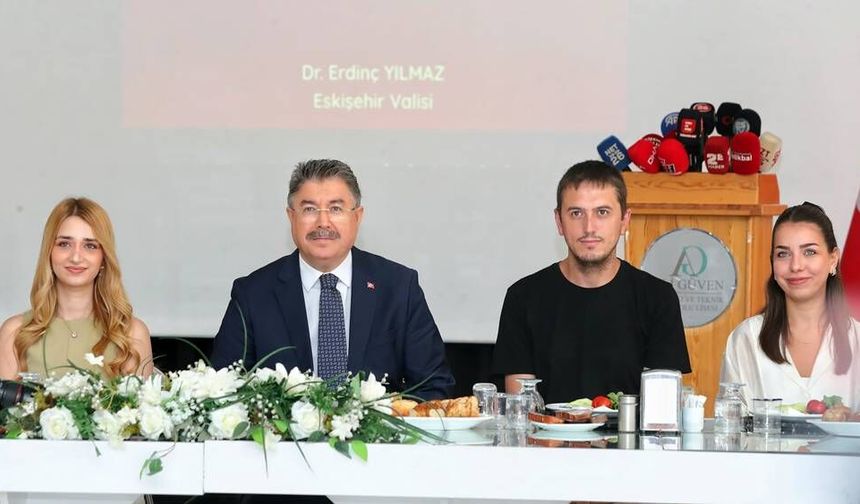 Vali Erdinç Yılmaz'dan Eskişehir'de görev yapan muhabirler ve kameramanlara övgü dolu sözler
