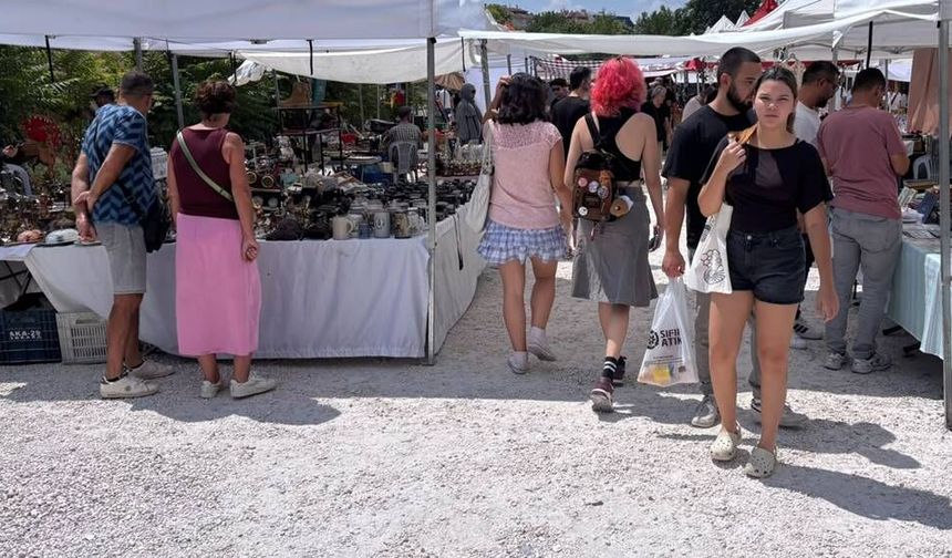 Eskişehir'de ayda bir kez kuruluyor; Uşak'tan, Sakarya'dan, Ankara'dan, Bilecik'ten gelenler var
