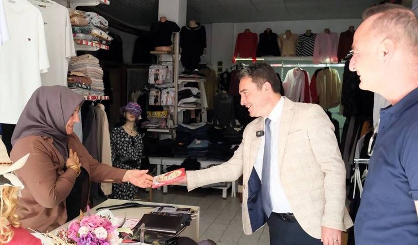Eskişehir'de esnafa Türk bayrağı hediye ettiler