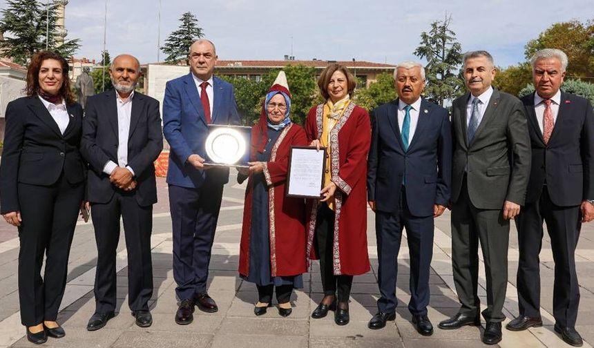 Yılın Ahi Bacısı'na kaftanını Ayşe Ünlüce giydirdi