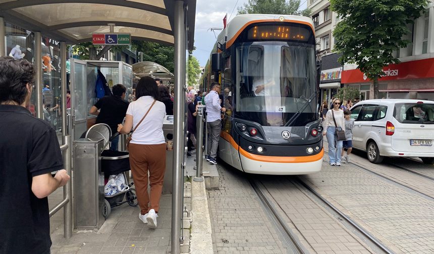 Eskişehir'de Kaçak Olarak Tramvaya Binmek