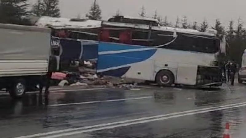 Eskişehir Seyitgazi'de Yolcu Otobüsü Kaza Yaptı; Ölü Ve Yaralılar Var!