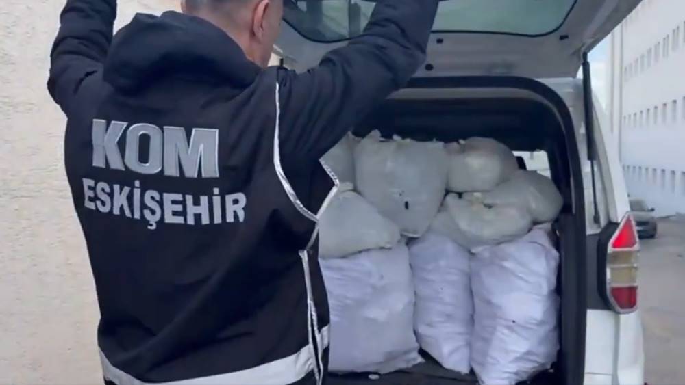 Eskişehir'de Ilginç Olay; Oto Kurtarma Aracının Üzerinde Yer Alan Araçtan Çıkanlar Şaşırttı