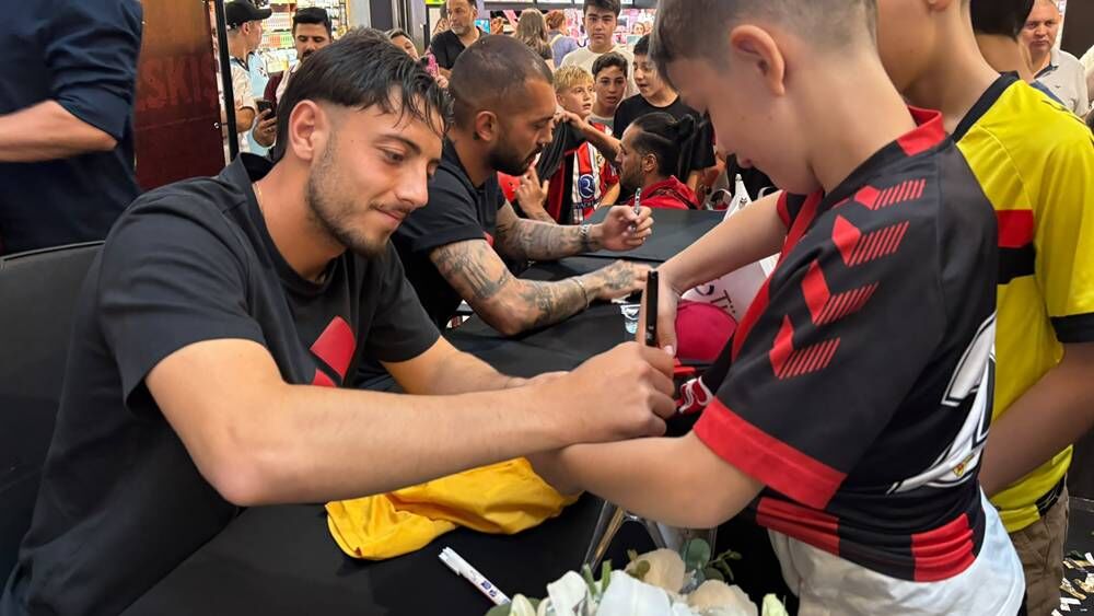 Eskişehirspor futbolcularının imza gününde uzun kuyruklar oluştu